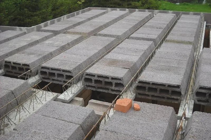 Ile kosztuje strop żelbetowy: co wpływa na cenę i ile zapłacisz