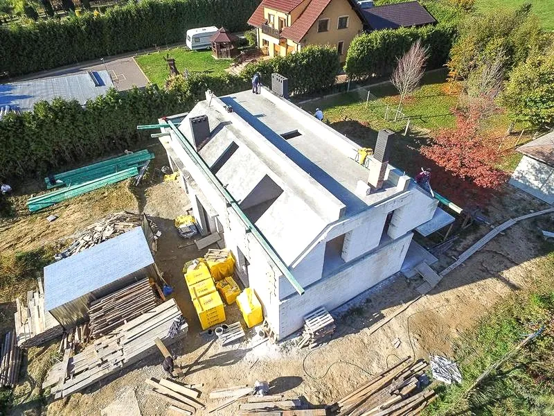 Jak krok po kroku zrobić dach na działce, który zachwyci każdego?