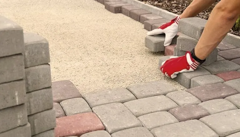 Jak obliczyć, ile piasku potrzeba do fugowania kostki brukowej?