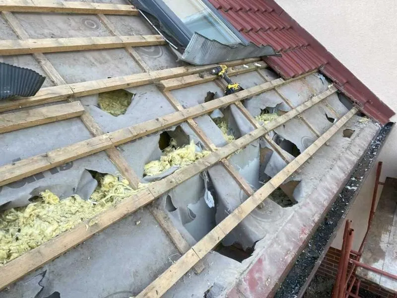 Jak skutecznie naprawić przeciekający dach – porady dla każdego właściciela domu