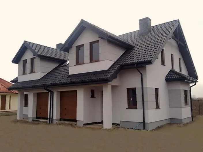 Jaki odcień dachu pasuje do okien w kolorze złotego dębu?