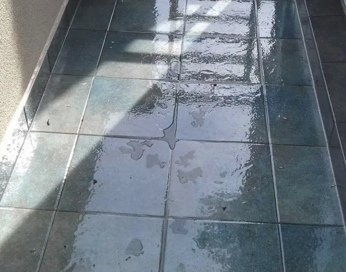 Skuteczne metody, jak uszczelnić taras bez zrywania płytek